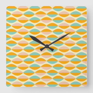 Sich wiederholendes geometrisches Muster auf beige Quadratische Wanduhr