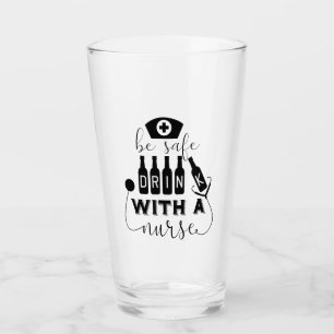 Sicher trinken mit einer Krankenschwester Glas