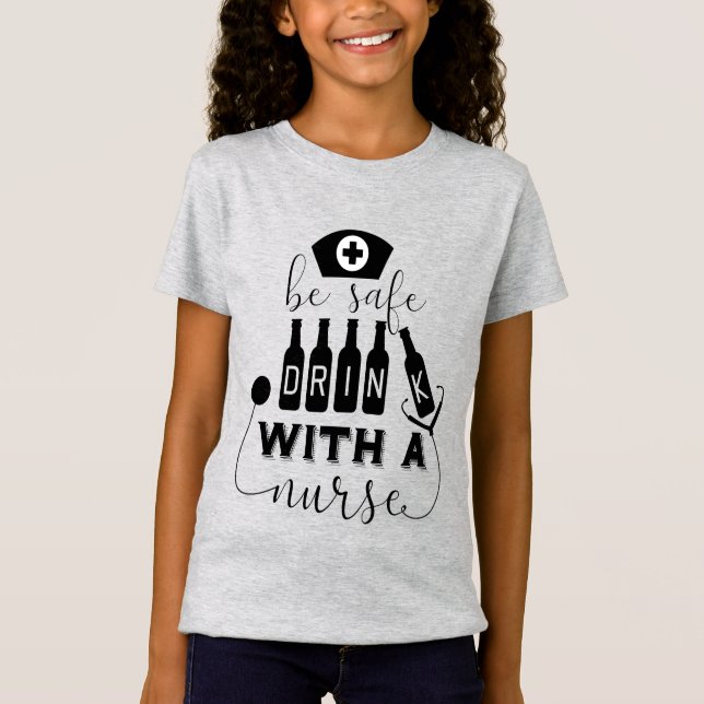Sicher trinken mit einer Krankenschwester T-Shirt (Vorderseite)