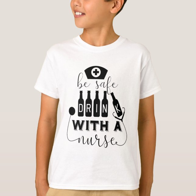 Sicher trinken mit einer Krankenschwester T-Shirt (Vorderseite)