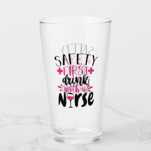 Sicherheit ersten Drink mit einer Krankenschwester Glas