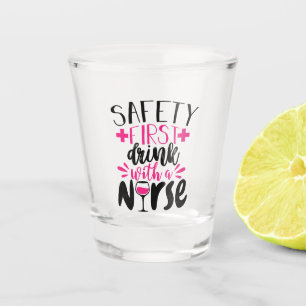 Sicherheit ersten Drink mit einer Krankenschwester Schnapsglas