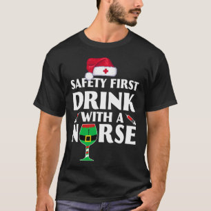 Sicherheit Erster Drink mit einer Krankenpflege We T-Shirt