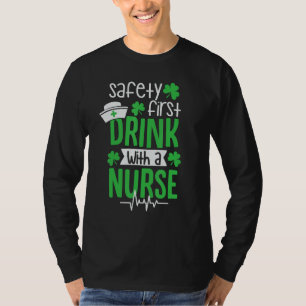 Sicherheit Erster Drink mit einer Krankenschwester T-Shirt