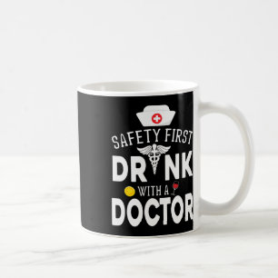 Sicherheit Erstes Trinken von Wein mit einem Arzt Kaffeetasse