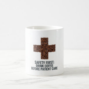 Sicherheit geht vor: Kaffee trinken bevor Patient Kaffeetasse