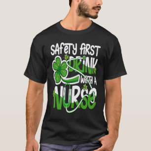 Sicherheit geht vor Trinke Bier mit einem Krankenp T-Shirt