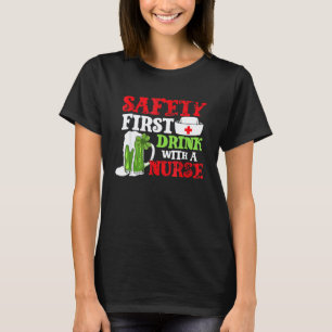 Sicherheit geht vor Trinke Bier mit einem Krankenp T-Shirt