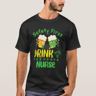 Sicherheit geht vor Trinke Bier mit einem Krankenp T-Shirt