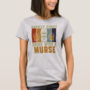 Sicherheit geht vor Trinke mit einem Krankenpflege T-Shirt
