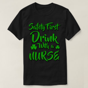 Sicherheit trinken zuerst mit einer T-Shirt