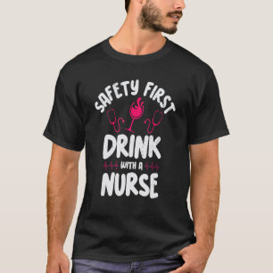 Sicherheit zuerst mit einer Krankenschwester Wein T-Shirt
