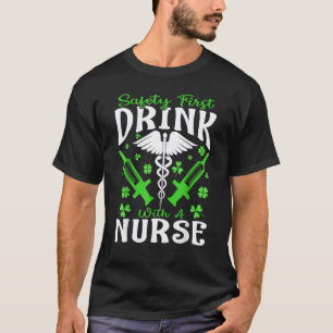 Sicherheit zuerst trinke mit einem Krankenpfleger T-Shirt