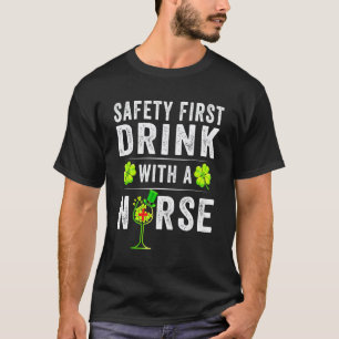 Sicherheit zuerst Trinke mit einem Krankenpfleger- T-Shirt
