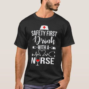 Sicherheit zuerst Trinke mit einem Krankenpfleger  T-Shirt