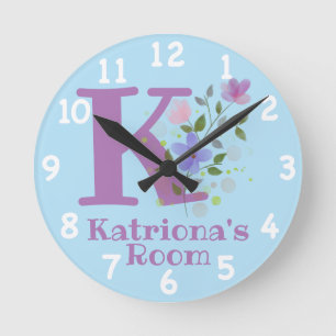 Sichern eines Blumendesigns mit Name & Initial Runde Wanduhr