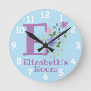 Sichern eines Blumendesigns mit Name & Initial Runde Wanduhr