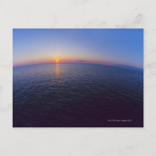 Sicht auf den Horizont bei Sonnenaufgang über dem  Postkarte