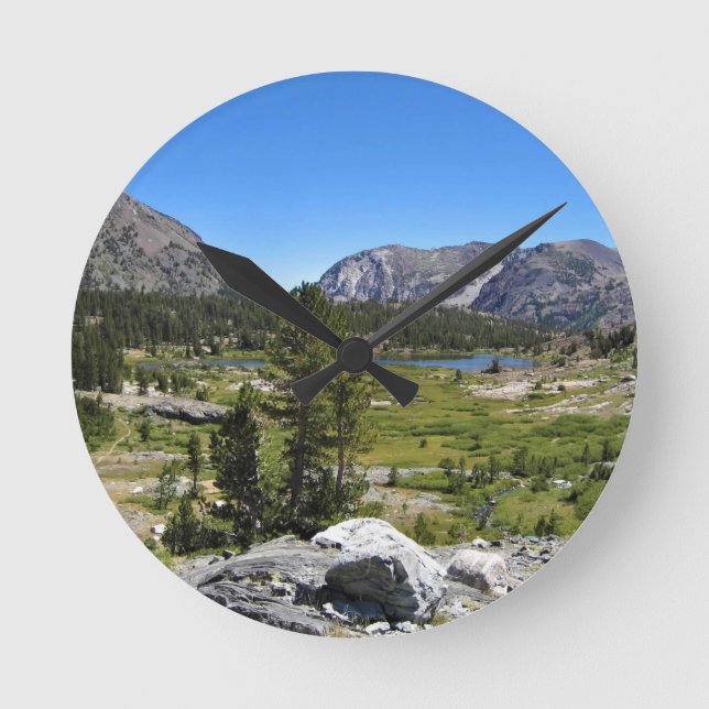 Sicht auf den Muschel See, Tioga Pass, CA Runde Wanduhr (Vorderseite)