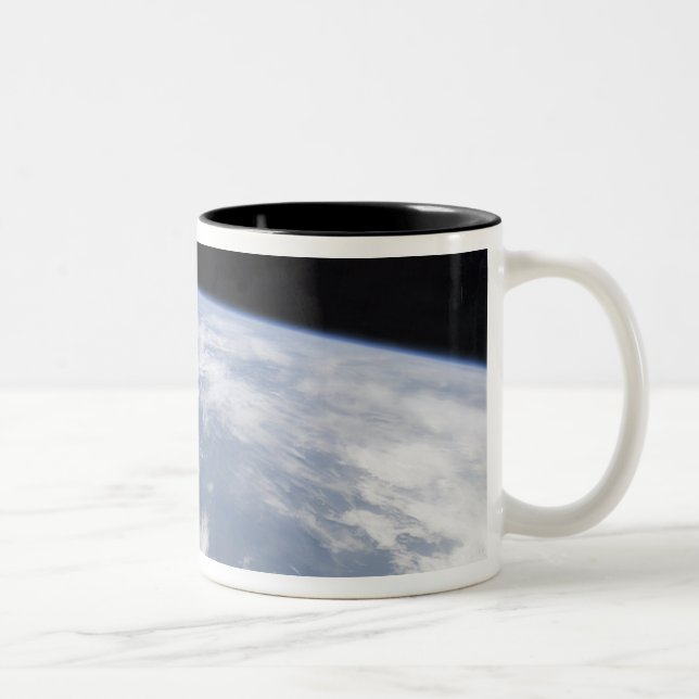 Sicht auf den Planeten Erde vom Weltraum Zweifarbige Tasse (Rechts)