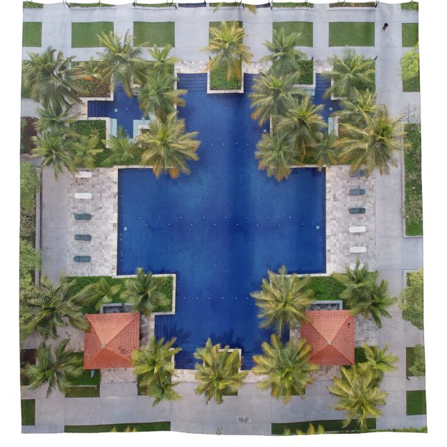 Sicht auf den Pool, umgeben von Palmen Duschvorhang (Vorderseite)