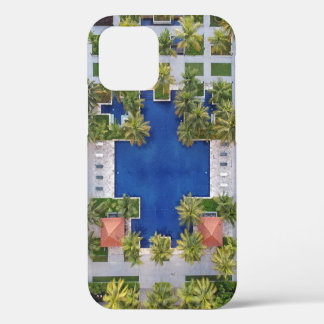 Sicht auf den Pool, umgeben von Palmen iPhone 12 Hülle