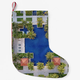 Sicht auf den Pool, umgeben von Palmen Kleiner Weihnachtsstrumpf
