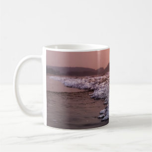 SICHT AUF DIE SAISHORE WÄHREND DER SONNE KAFFEETASSE