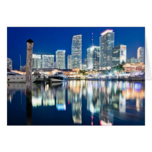 Sicht auf die Skyline mit Reflexion im Wasser, Mia