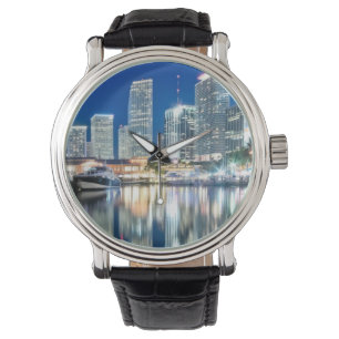 Sicht auf die Skyline mit Reflexion im Wasser, Mia Armbanduhr