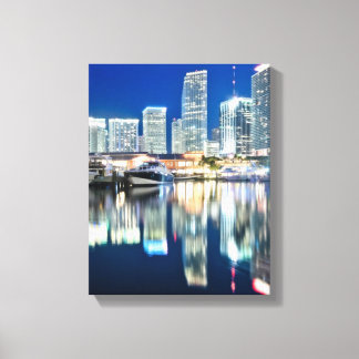 Sicht auf die Skyline mit Reflexion im Wasser, Mia Leinwanddruck