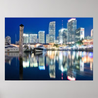 Sicht auf die Skyline mit Reflexion im Wasser, Mia