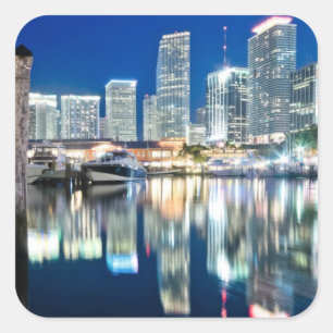 Sicht auf die Skyline mit Reflexion im Wasser, Mia Quadratischer Aufkleber