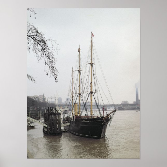 Sicht auf die Themse mit RRS Discovery Poster (Vorne)
