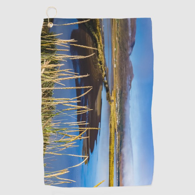 Sicht auf Saudarkrokur und Skagafjordur, Island Golfhandtuch (Vorderseite)