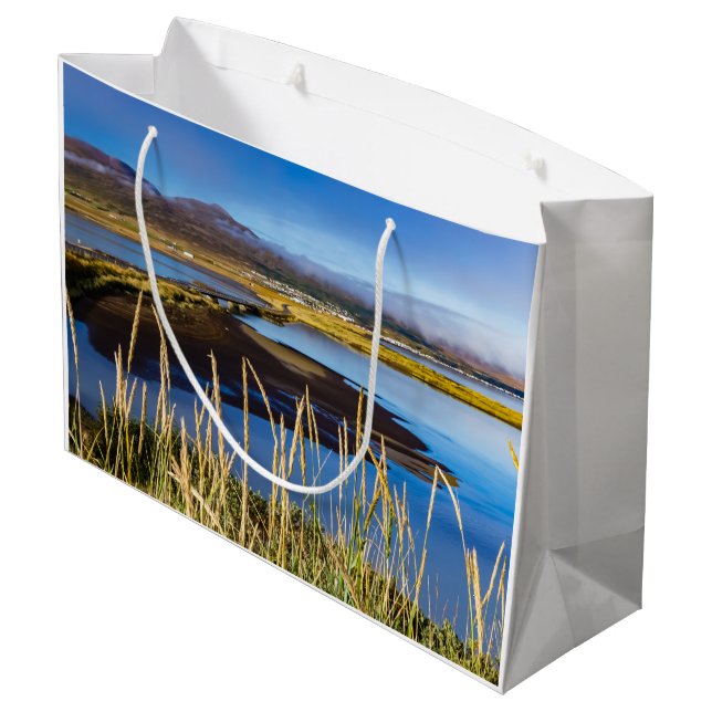 Sicht auf Saudarkrokur und Skagafjordur, Island Große Geschenktüte (Rückseite Schrägansicht)