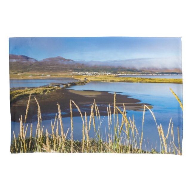 Sicht auf Saudarkrokur und Skagafjordur, Island Kissenbezug (Vorderseite)