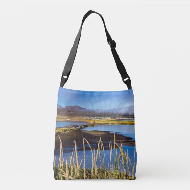 Sicht auf Saudarkrokur und Skagafjordur, Island Tragetaschen Mit Langen Trägern (Rückseite)