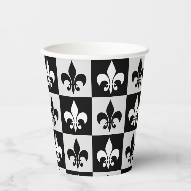 Sichtbares Schwarz-weißes Fleur-De-Lis-Muster Pappbecher (Vorderseite)