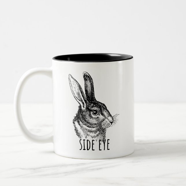 Side Eye Funny Bunny Zweifarbige Tasse (Links)