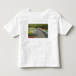 Sidewalk durch Tulpen und daffodils, 2 Kleinkind T-shirt