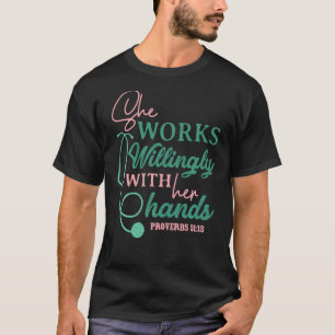 Sie arbeitet bereitwillig mit ihren Hands Sprichwö T-Shirt