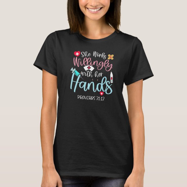 Sie arbeitet bereitwillig mit ihren Handsprichwört T-Shirt (Vorderseite)