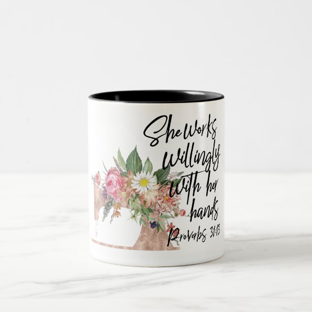 Sie arbeitet bereitwillig mit ihrer Hand-/Näharbei Zweifarbige Tasse (Mittel)