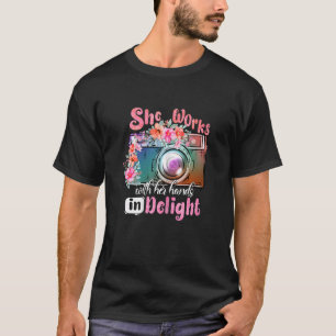 Sie arbeitet mit ihren Händen in einem aufregenden T-Shirt