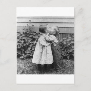 Sie bekommt den Penny, er bekommt den Kuss Postkarte