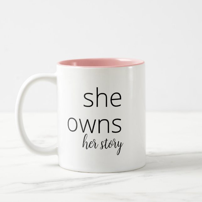 Sie besitzt ihre Geschichte | Motivierend Frauenan Zweifarbige Tasse (Links)