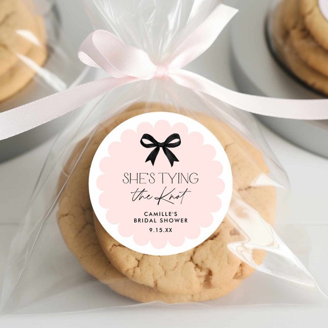 Sie bindet das Brautparty des Knochenknollens Runder Aufkleber (Pink She's tying the knot round sticker)