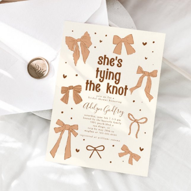 Sie bindet das Brautparty des Knot-Beige-Bows Einladung (Von Creator hochgeladen)