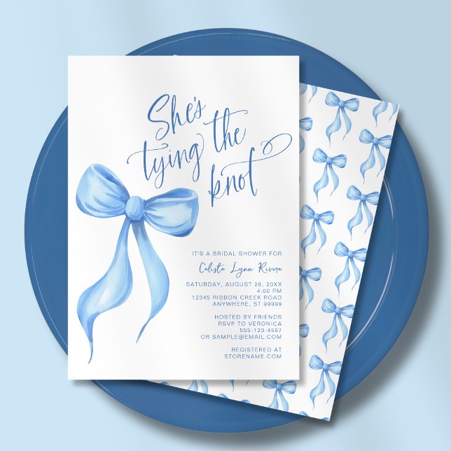 Sie bindet das Brautparty des "Knot Blue Bow" Einladung (Shown on a 5" x 7" invitation)